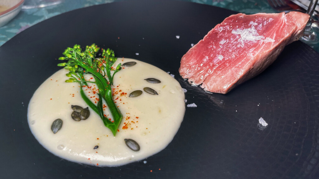 Novedades en Malcriado (Tarifa), que se apunta al menú degustación 7 El solomillo de atún. Foto: Salva Moreno