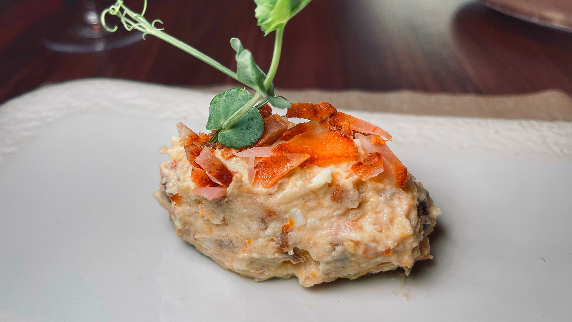 Ensaladilla de chicharrones. Foto: Salva Moreno