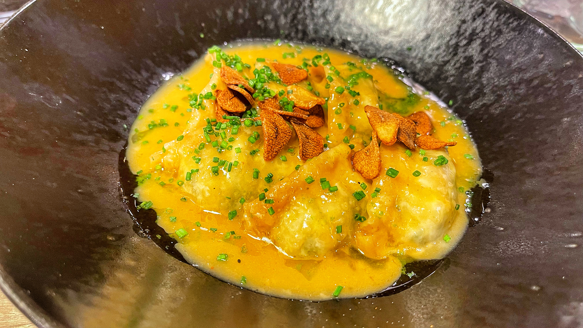 Gyozas de gambas al ajillo con su velouté y ajo tostado. Foto: Salva Moreno