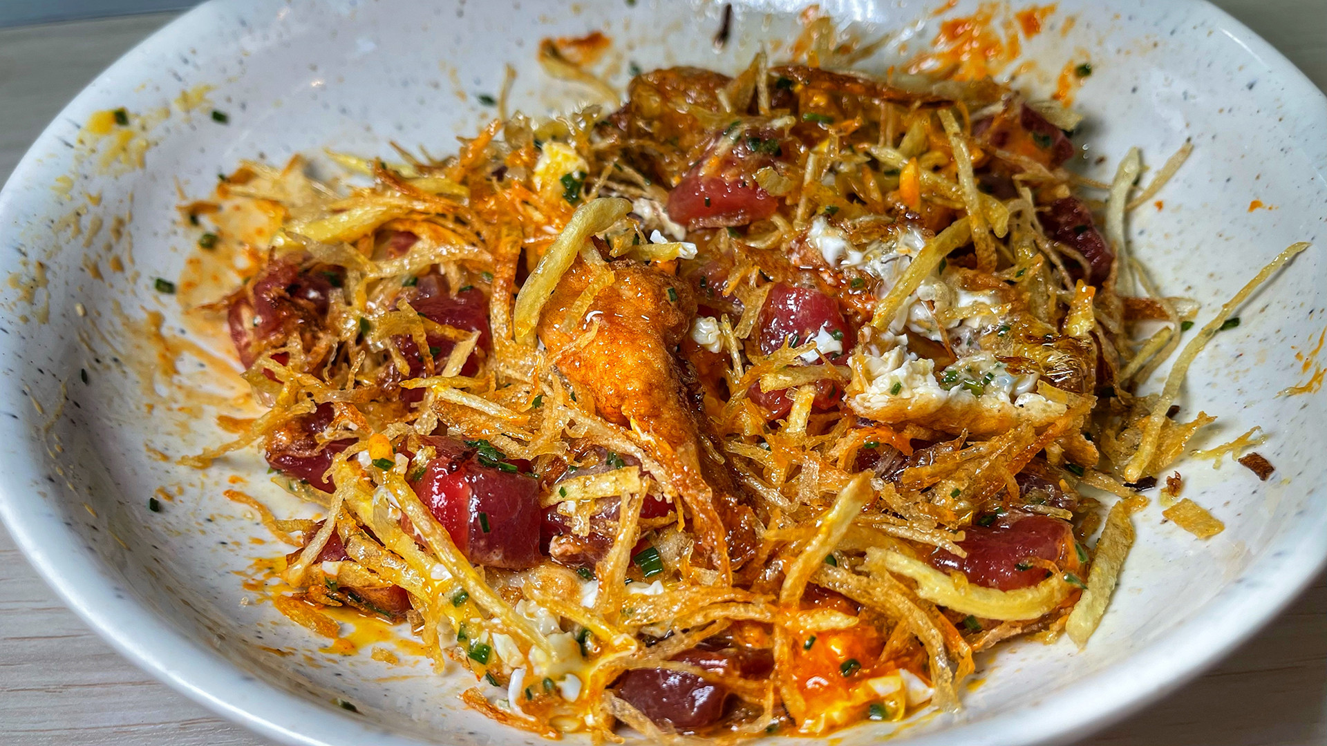 Tartar de atún cin huevo frito y patatas paja. Foto: Salva Moreno