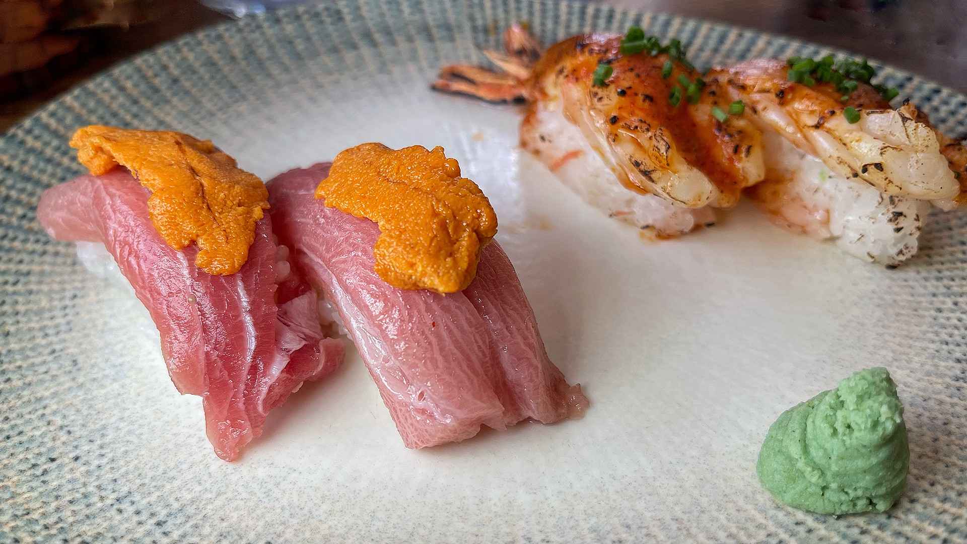 Nigiris de toro con erizo y gambón. Foto: Salva Moreno