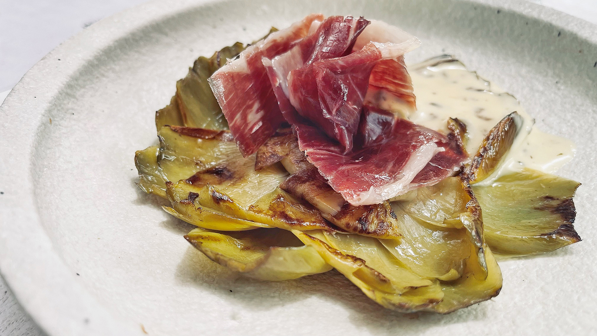 Alcachofa con jamón y emulsión de trufa. Foto: Salva Moreno