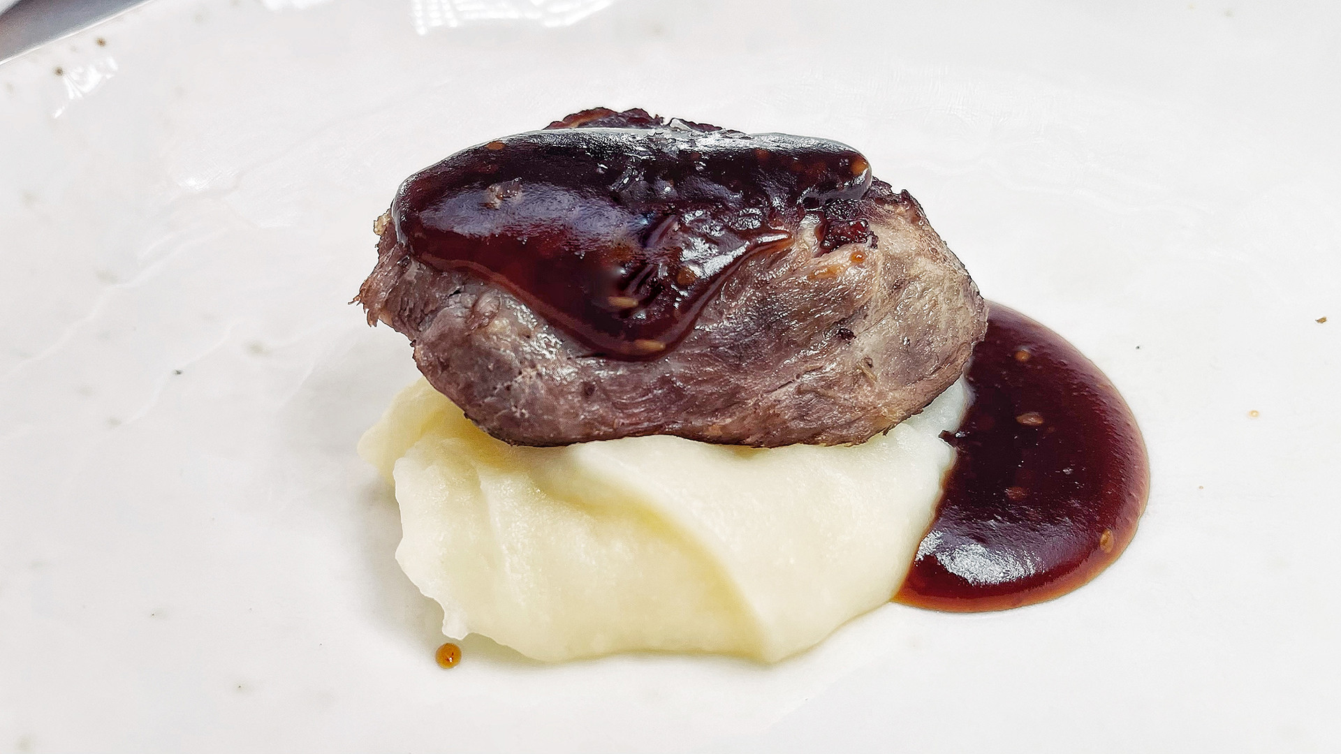 Presa a baja temperatura con salsa de yakiniku sobre crema de patatas de Chipiona. Foto: Salva Moreno