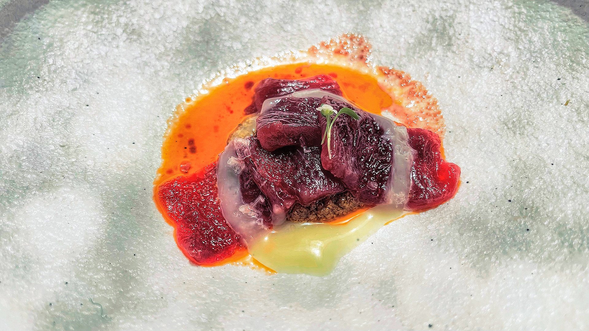 Sashimi de atún con pesto de tomate y emulsión de piparra. Foto: Salva Moreno