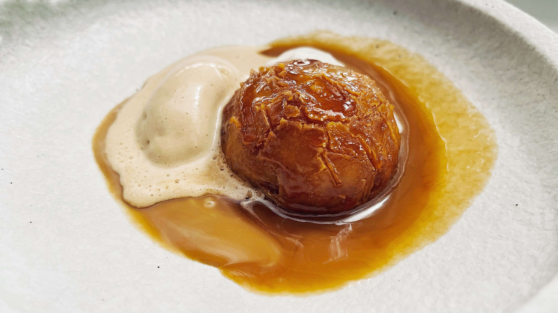 Torrija con crema de tofee, helado de yema tostada y chantilly de vainilla ahumada. Foto: Salva Moreno