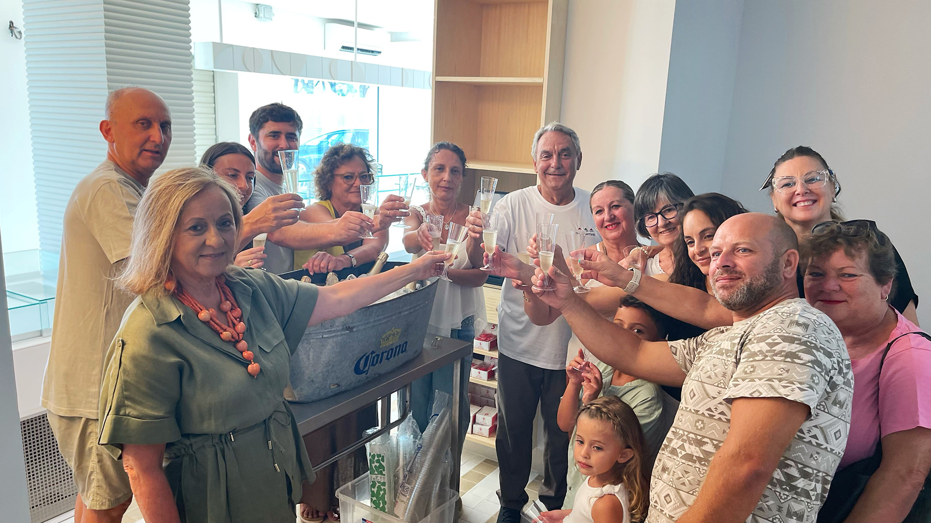 Tres Martínez (Barbate) renueva su local y celebra 140 años de historia 4 Brindis familiar por los 140 años de Tres Martínez. Foto: Salva Moreno
