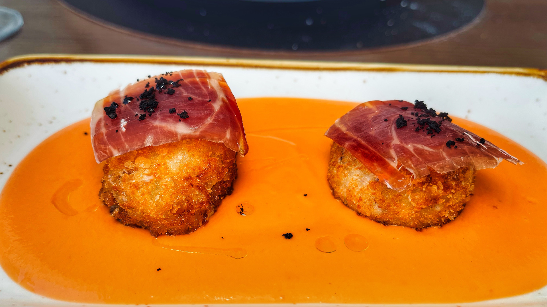 Croquetas con salmorejo. Foto: Salva Moreno