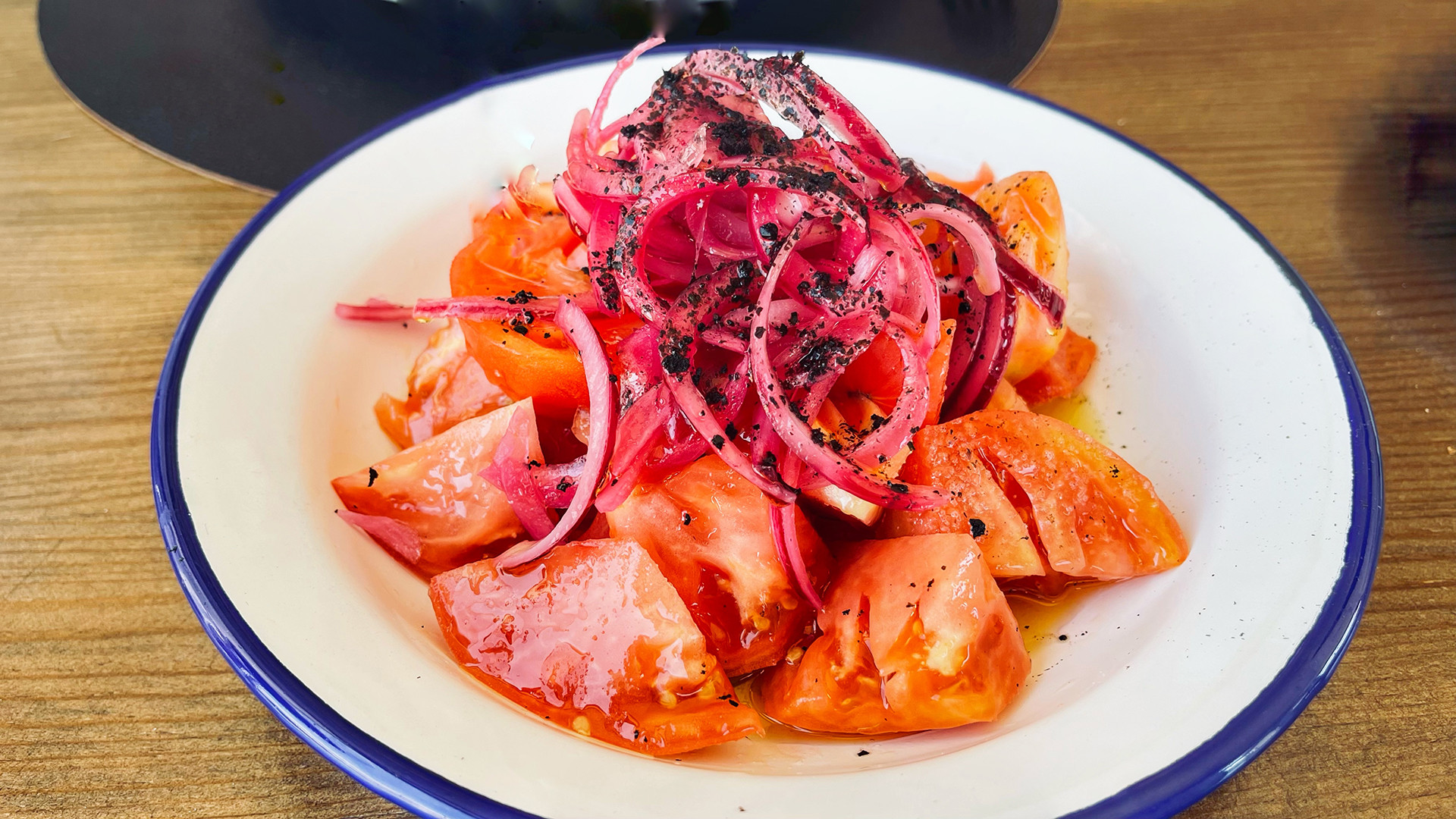 Ensalada de tomates con cebolla encurtida. Foto: Salva Moreno