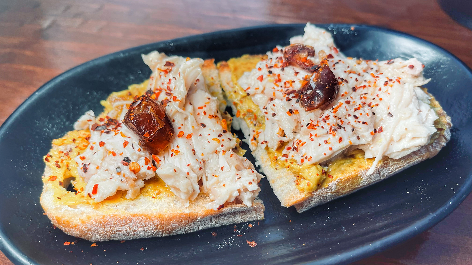 Tosta de crema de dátiles y curry. Foto: Salva Moreno