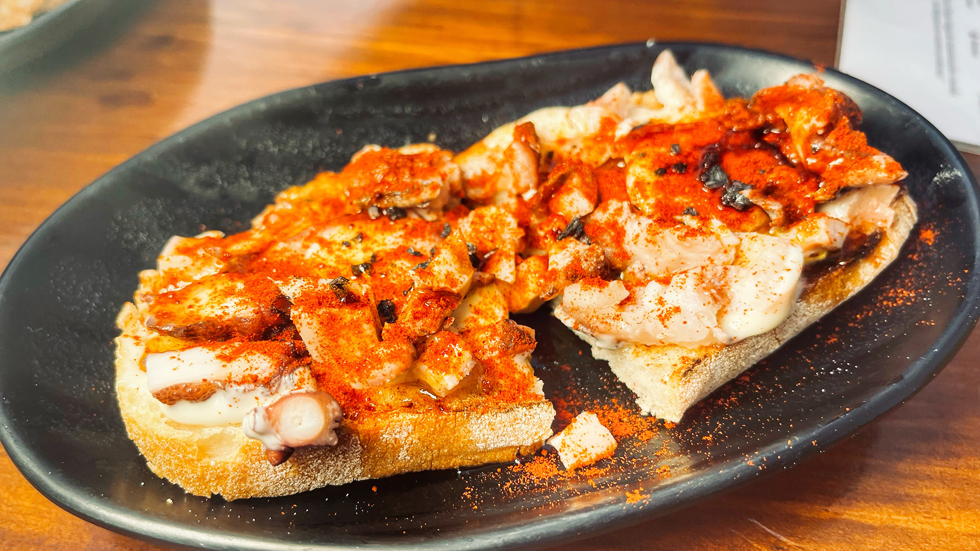 La tosta de pulpo con alioli. Foto: Salva Moreno