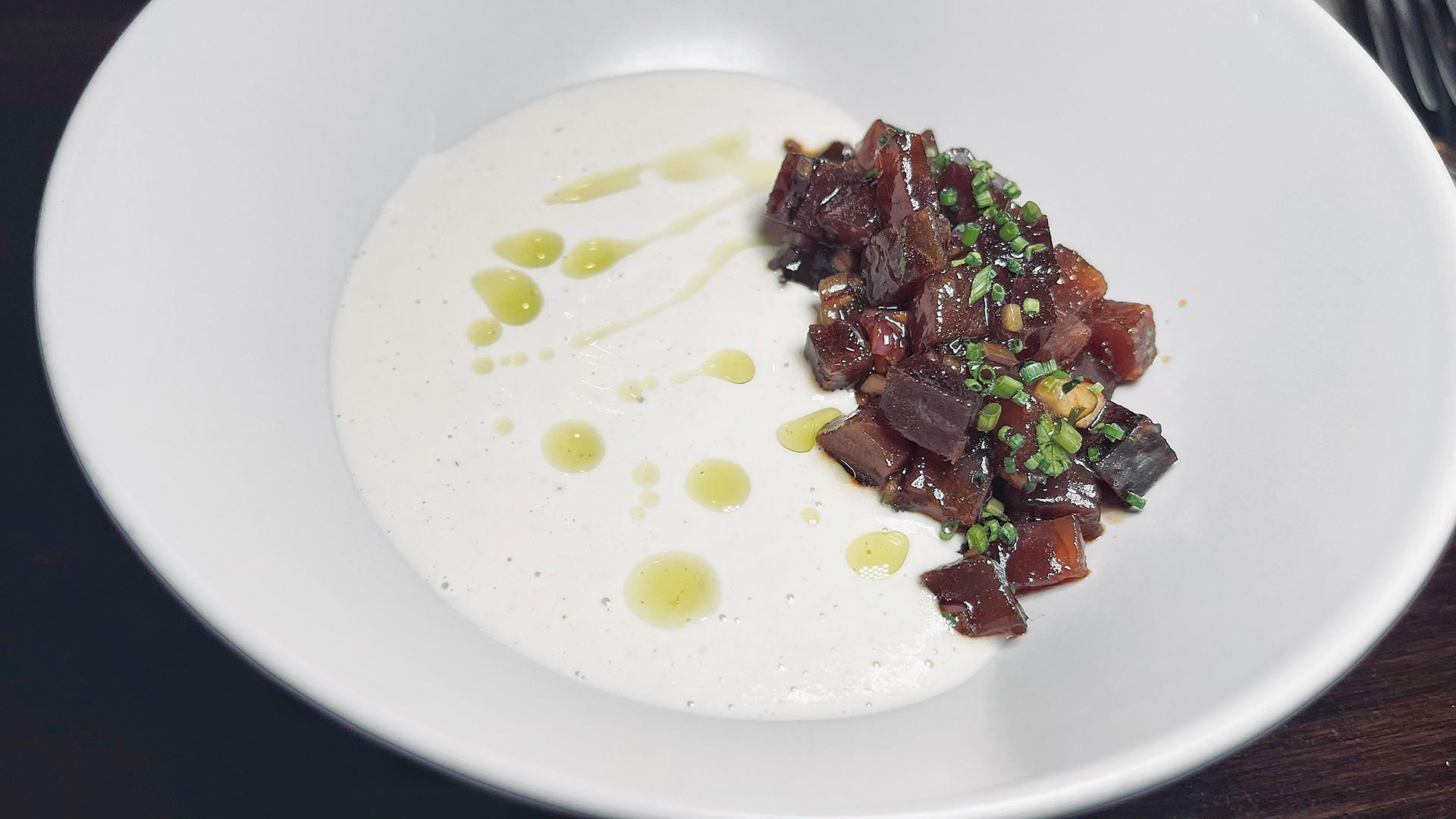 El tartar de mojama con ajoblanco de anacardos. Foto: Salva Moreno