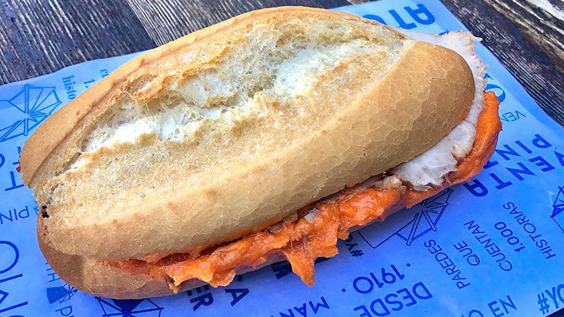 El famoso bocadillo de lomo en manteca de la Venta Pinto de La Barca de Vejer. Foto: Venta Pinto